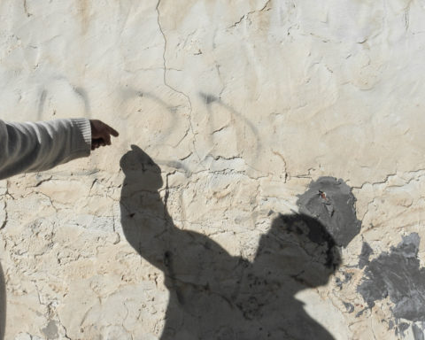 Zarzis (Tunisia) - Il muro sul quale il figlio di F. ha scritto le sue iniziali prima di partire (Foto: Alice Passamonti)