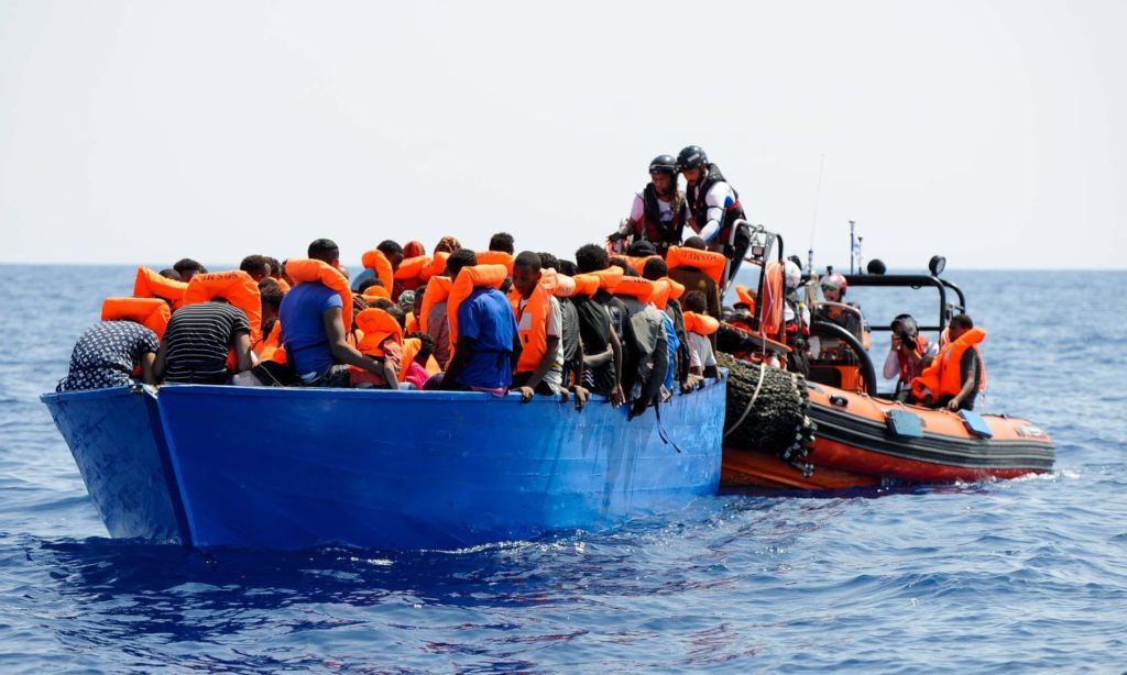 Un'operazione di salvataggio nel Mediterraneo in agosto. Foto: Guglielmo Mangiapane / SOS MEDITERRANEE / HANDOUT / EPA